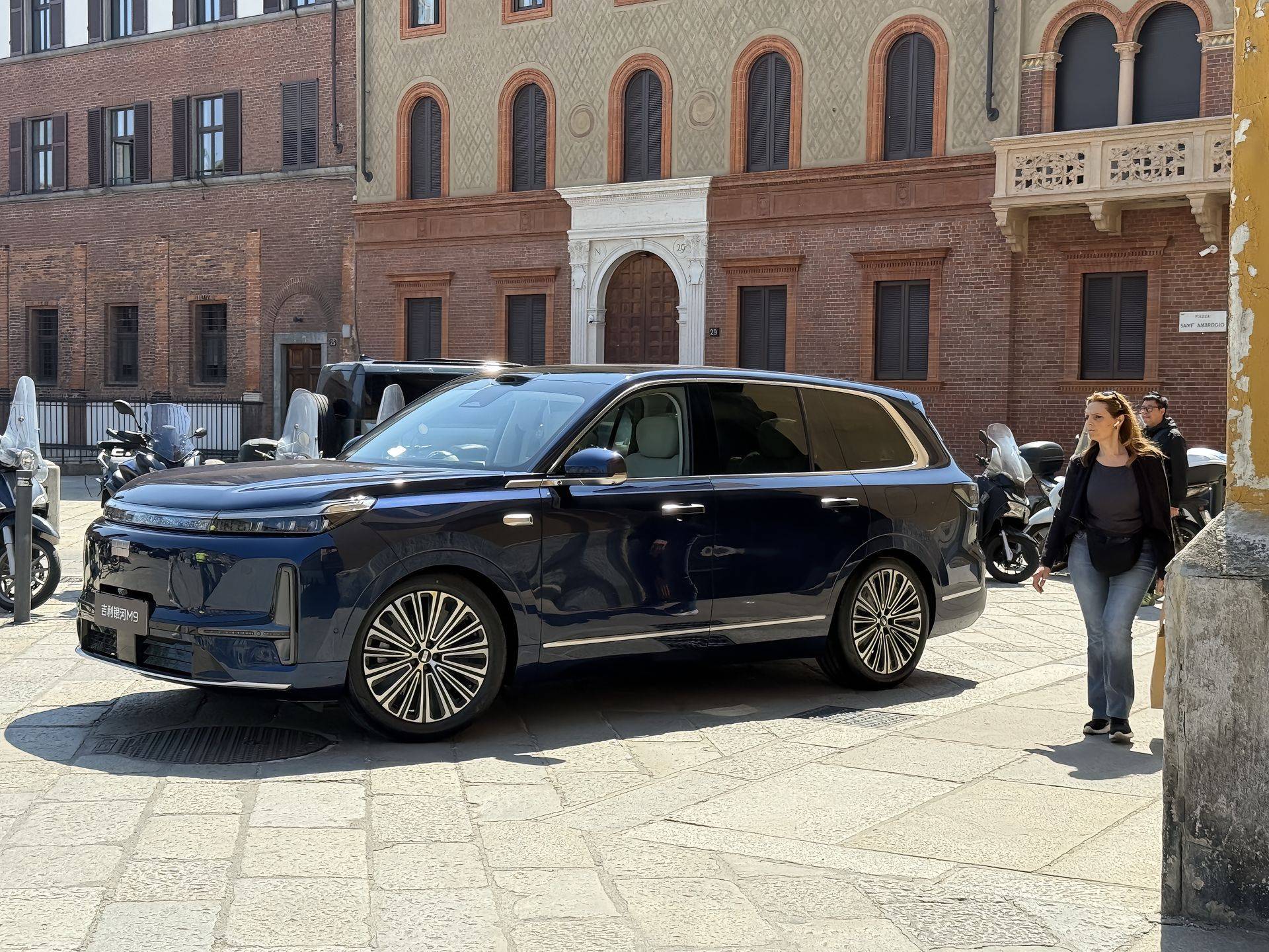 AI科技大六座旗舰SUV 吉利银河M9预售价19.38万起