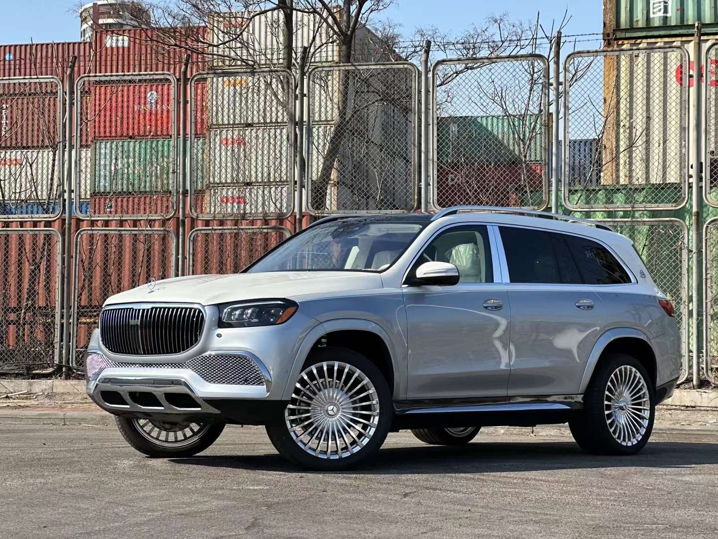 成都迈巴赫GLS级墨版团购最高优惠28万 欢迎上门试驾