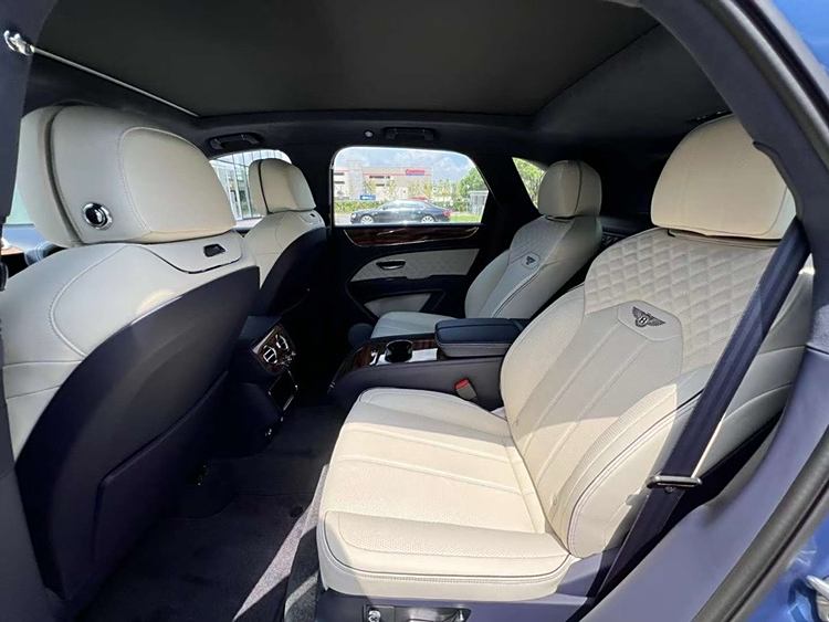 2024款宾利添越3.0油混白红四座现车价格 售全国