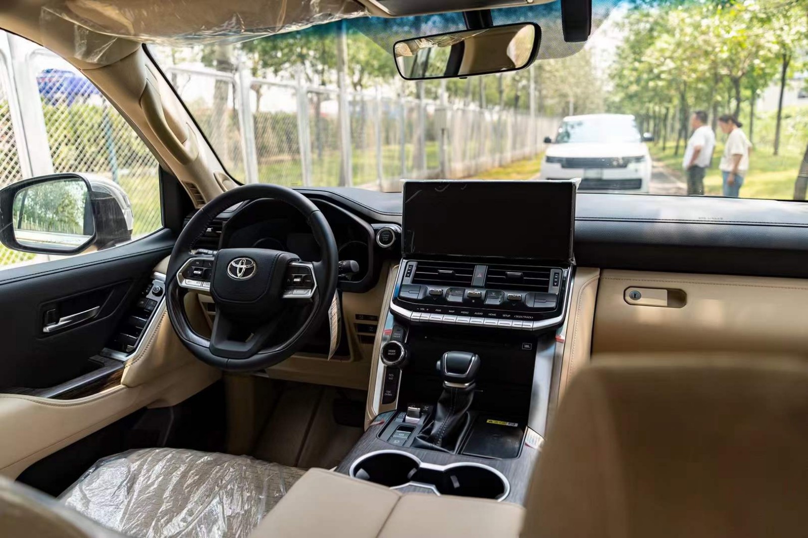 成都远卓名车FJ酷路泽中东版降价促销 购车最高优惠6万