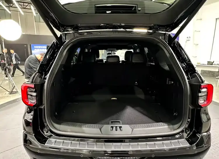 长安福特探险者昆仑穿越5座版将11月6日上市