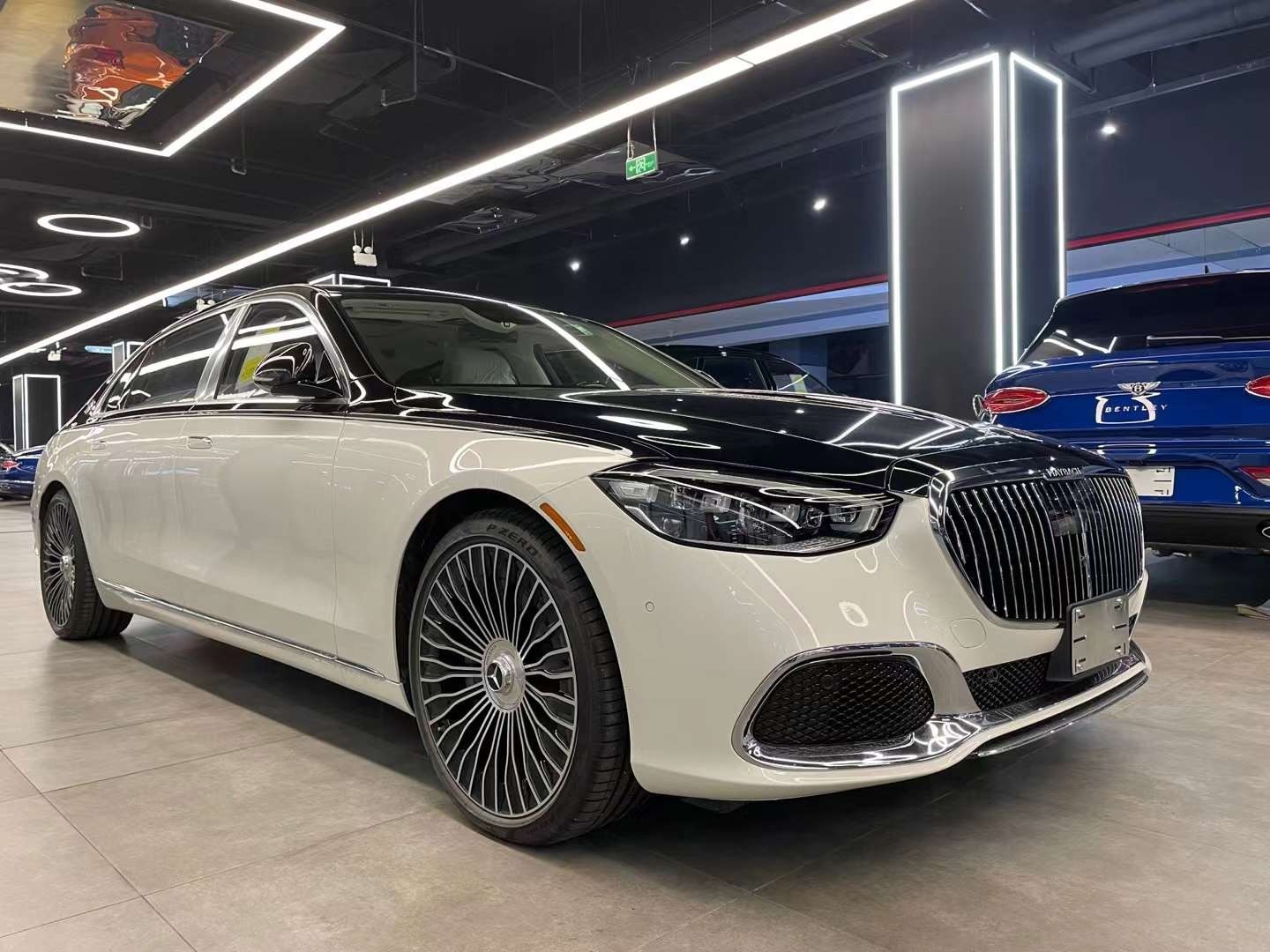 2022款迈巴赫S580价格展厅现车458万 购车送豪礼