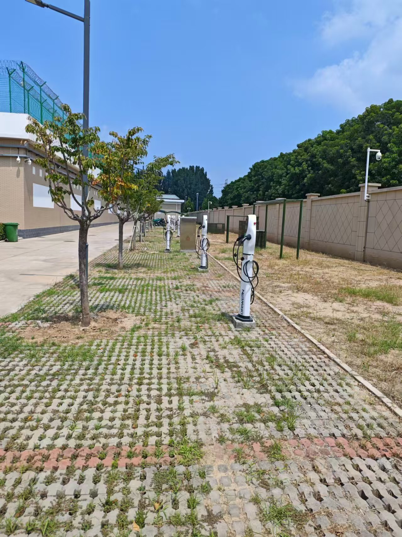 打通补能“最后一公里” 充电桩下乡亟待提速