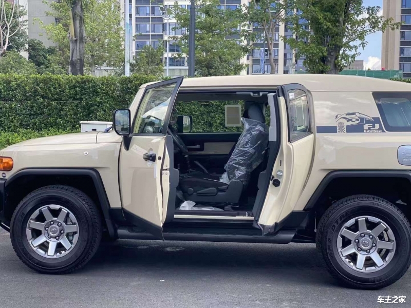 最新款平行进口FJ酷路泽中东版现车图解
