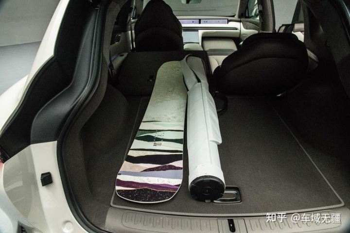 相比新势力的冰箱彩电大沙发，莲花的底盘调校更值得被尊敬