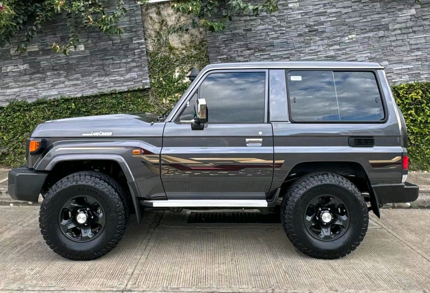 2025新兰德酷路泽中东版热销中 店内让利达35.2万元