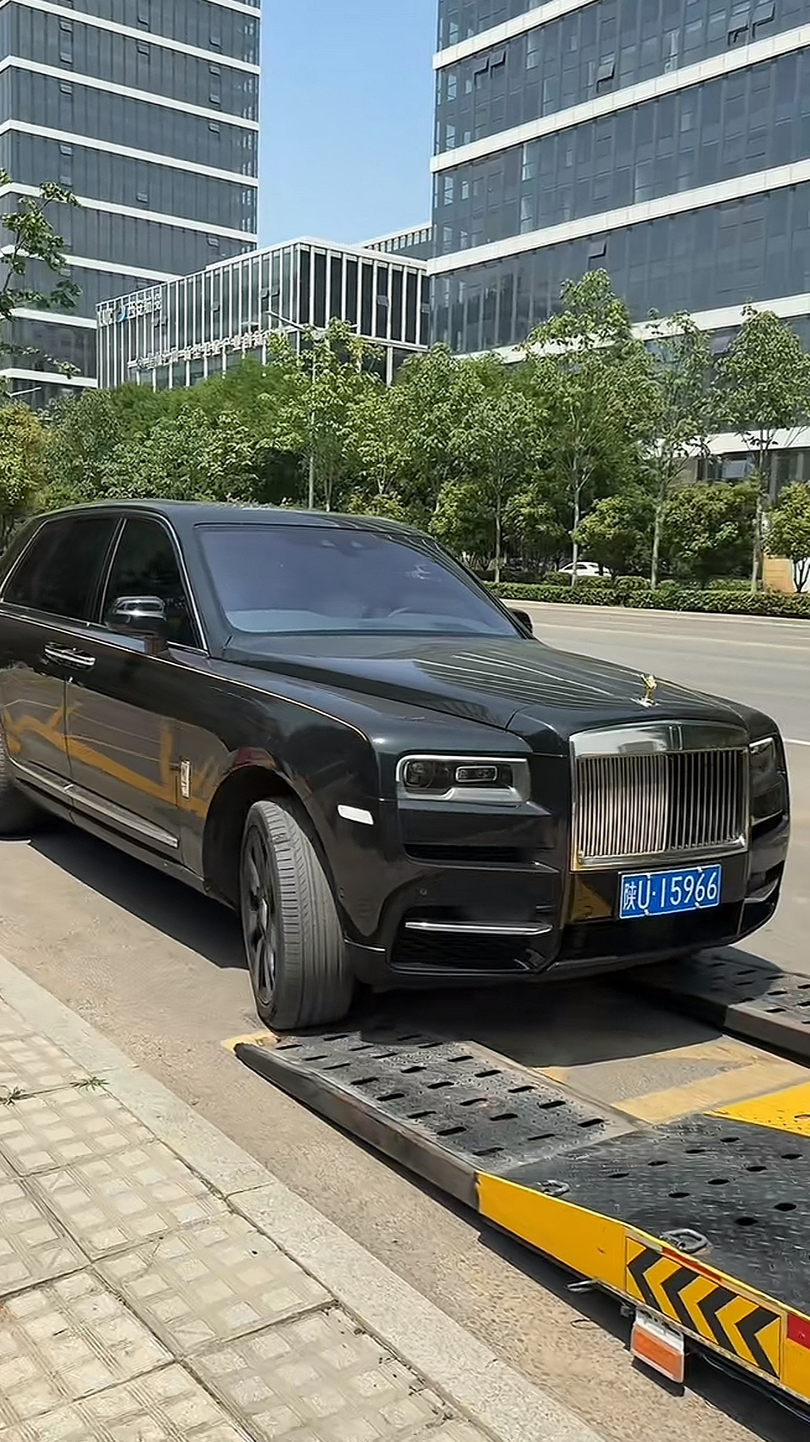 成都库里南最高降65万 最低仅售626万