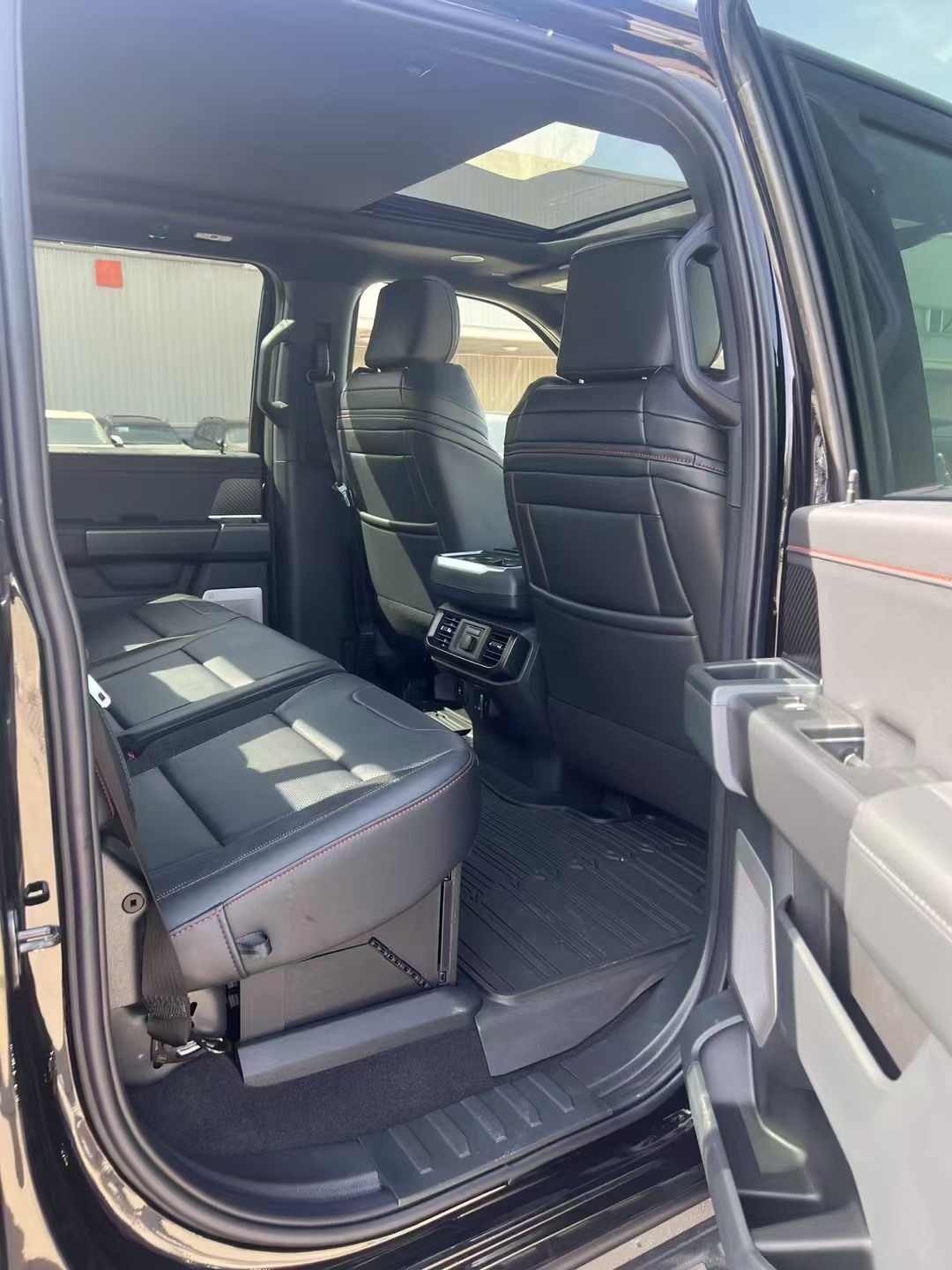 福特汽车申请保护腿部的座椅底部安全气囊专利福特汽车申请保护腿部的座椅底部安全气囊专利