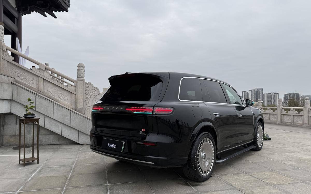 岚图泰山将于11月18日上市 搭载800V岚海智能超混/三腔空悬等技术