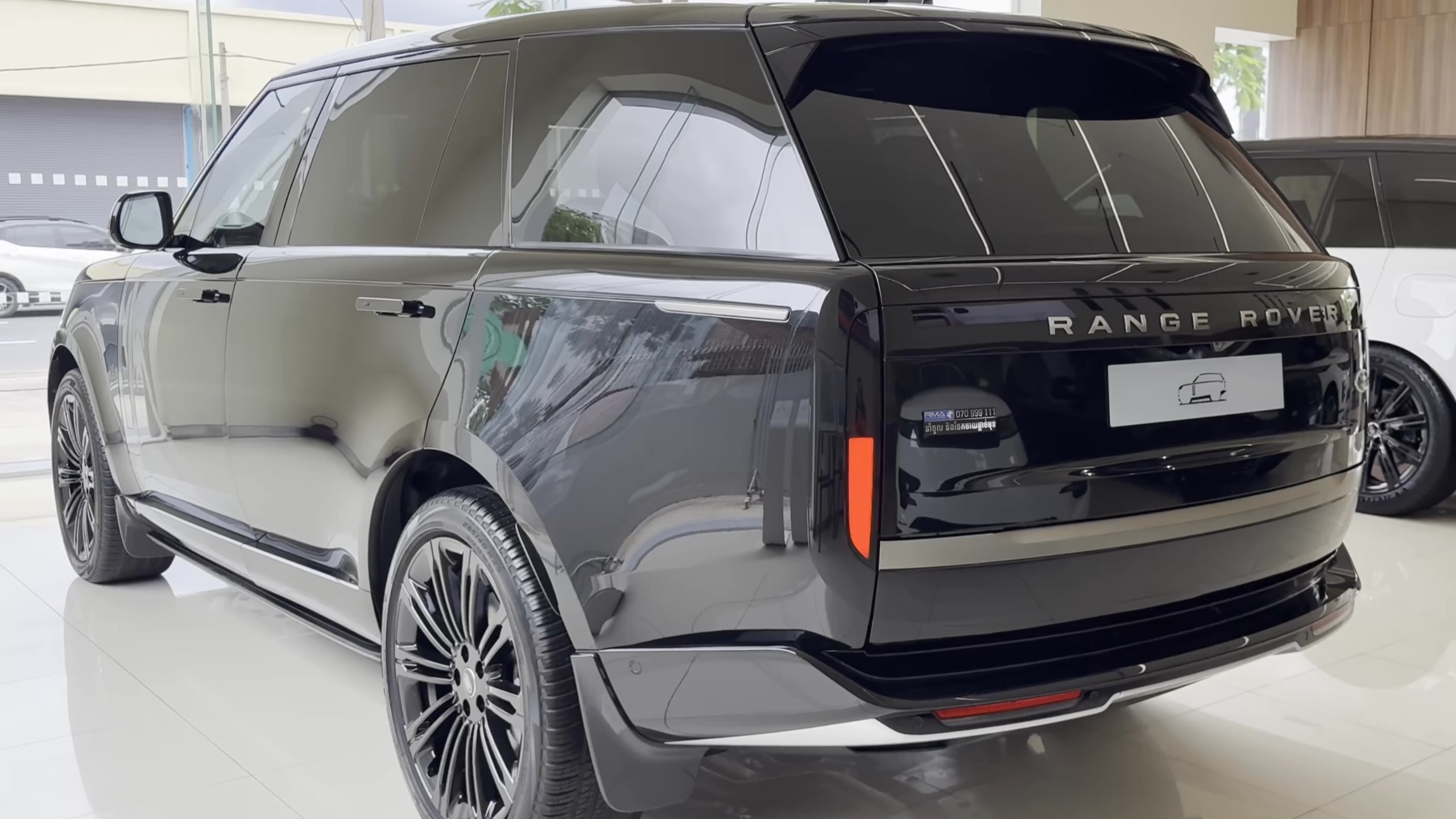 2025新款揽胜价格最低141万起 欢迎前来试驾