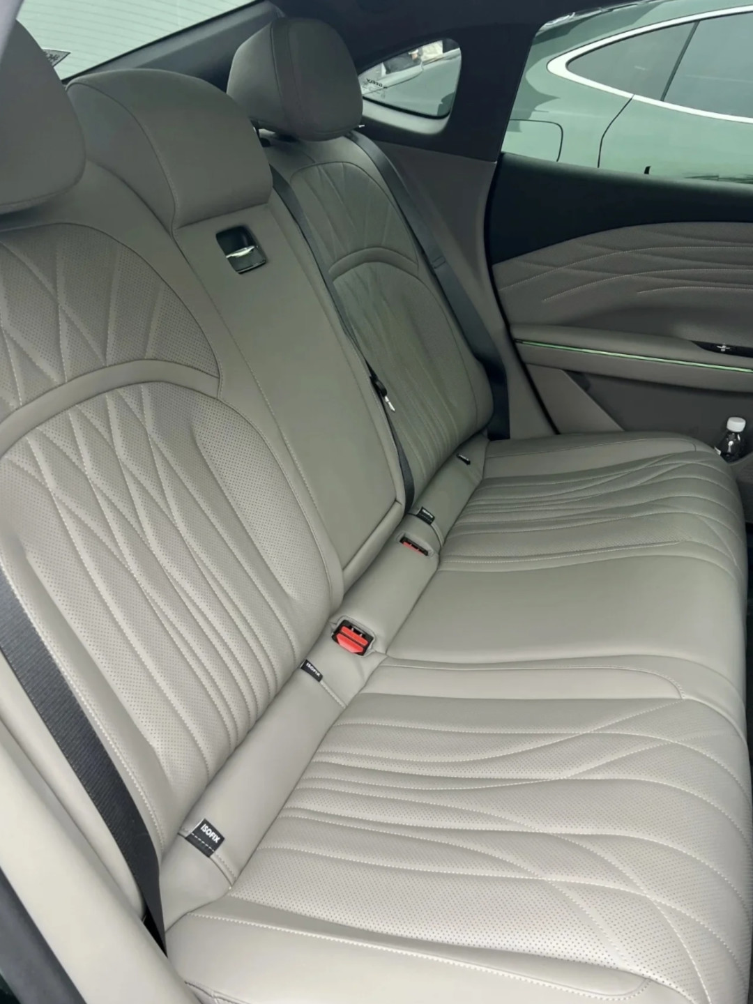 四驱中级电混轿车，吉利银河星耀7黑棚图首曝