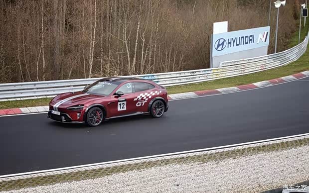 即将公布“圈速成绩”！小米YU7 GT无伪实车现身纽博格林北环赛道